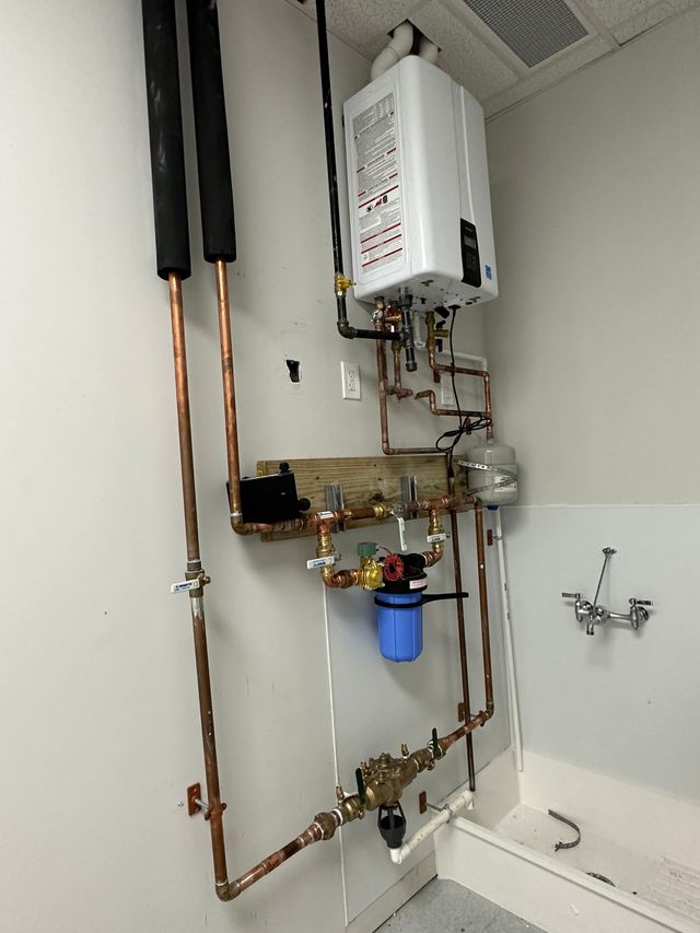 Tankless water heater connected to copper lines and water filtration